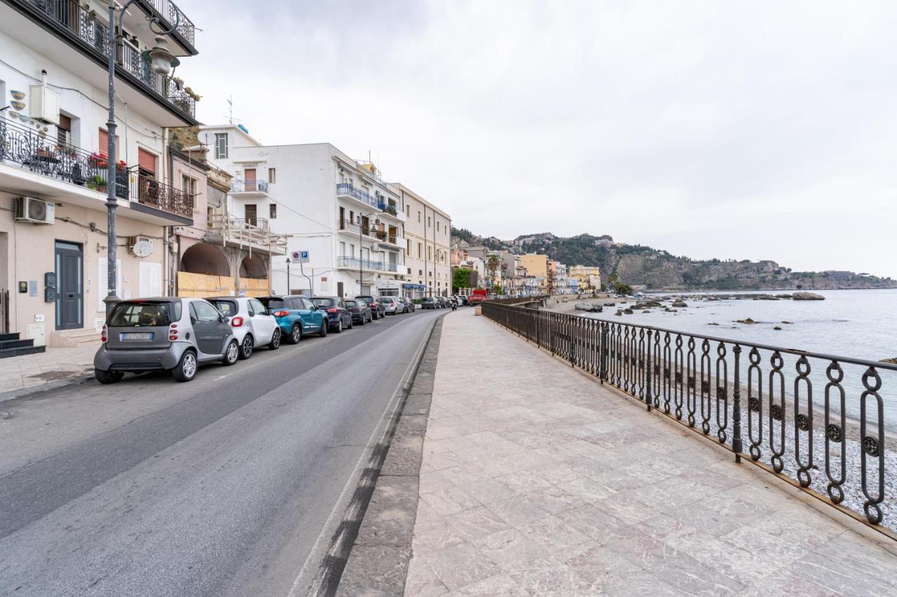 Giardini Naxos Lovely Flat In Front Of The Beach Esterno foto